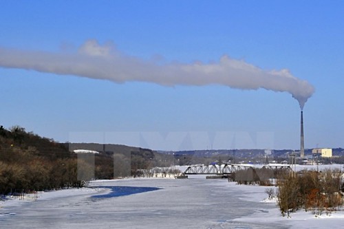 Luồng khí thoát ra từ một nhà máy điện chạy bằng than tại Hudson, Wisconsin(Mỹ) (Nguồn: AFP/TTXVN)