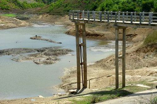 Hồ thủy lợi Khe Môn (xã Buôn Triết, huyện Lắk, Đắk Lắk) cạn trơ đáy vào năm 2013 (Ảnh Đ.T.K/Người lao động).