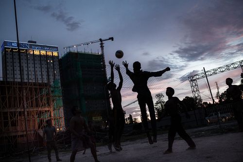 Vài thiếu niên đang chơi bóng chuyền lúc chập choạng tối tại một trong những sân xây dựng của Diamond Island, một tổ hợp thương mại và lưu trú mới ở thủ đô Phnom Penh. (Ảnh: Giorgio Taraschi/Al Jazeera)