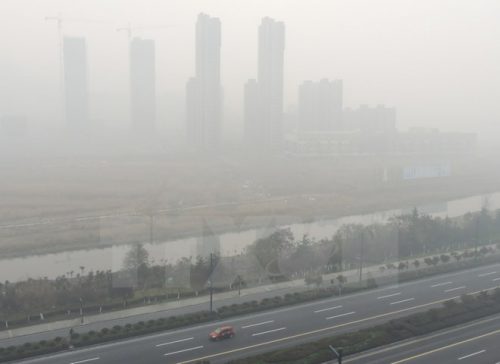 Khói mù bao phủ mù mịt tại thành phố Liên Vận Cảng, tỉnh Giang Tô, Trung Quốc ngày 30/11 (Nguồn: AFP/TTXVN)