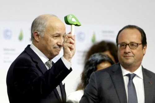 Ngoại trưởng Pháp Laurent Fabius tuyên bố Thỏa thuận được ký kết tại COP21 (Nguồn: Liberation)
