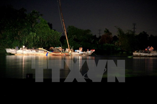 "Cát tặc” hút cát lậu trên sông Sài Gòn thuộc địa bàn thành phố Thủ Dầu Một, tỉnh Bình Dương vào ban đêm (Nguồn: TTXVN)