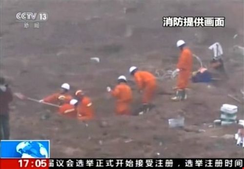 Nhân viên cứu hộ tìm kiếm người bị chôn vùi dưới đống đổ nát