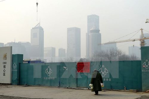 Một công trình xây dựng phải tạm ngừng do báo động về ô nhiễm không khí ở Bắc Kinh ngày 20/12 (Ảnh: AFP/TTXVN)