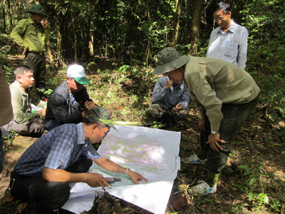 Đoàn khảo sát tại khu vực dự kiến mở tuyến đường tuần tra trong Vườn Quốc gia Cát Tiên