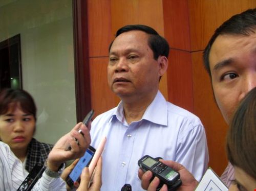 Tổng Thanh tra Chính phủ Huỳnh Phong Tranh trả lời báo giới bên hành lang hội nghị (Ảnh: Tá Lâm)