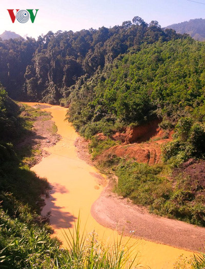 Sông A Vương chảy xuống gần tới địa phận huyện Đông Giang đỏ ngầu vì vỏ bọc cải tạo đất sản xuất