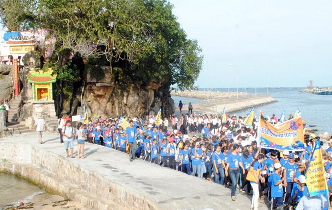 Đoàn diễu hành cổ vũ cho hoạt động trong Lễ hội bảo vệ Dugong năm 2014 (Ảnh: Lê Sen/TTXVN)