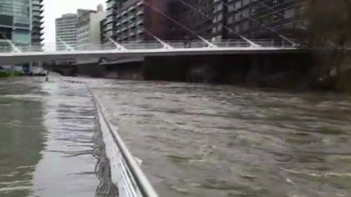 Nước lũ dâng cao ở gần 1 cây cầu tại Manchester (Ảnh:BBC)