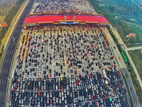 Tắc đường khủng khiếp trên một đường cao tốc 50 làn xe dẫn tới Bắc Kinh sau kỳ nghỉ lễ 