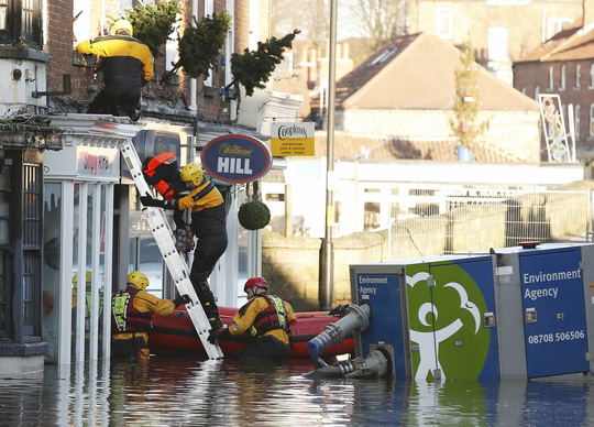 Lực lượng cứu hộ Anh giải cứu những người mắc kẹt trong lũ lụt ở thị trấn Tadcaster hôm 27-12 (Ảnh: Reuters)