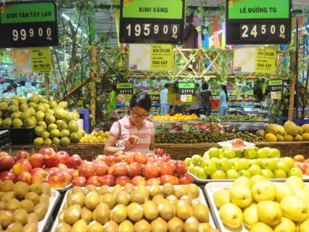 Người dân chọn mua hoa quả nhập khẩu tại siêu thị BigC Thăng Long, Hà Nội (Ảnh: Đàm Duy) 