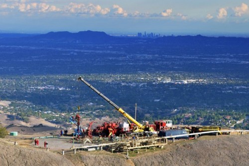 Công nhân khắc phục tình trạng rò rỉ khí gas (Ảnh: AP)