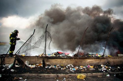 Việc thiêu hủy rác thải độc hại tại Terra dei fuochi đã gây tác hại nghiêm trọng đến sức khỏe người dân. (Nguồn: blitzquotidiano.it) 