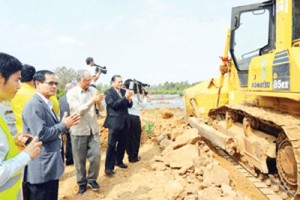 Lễ khởi công xây dựng đê quây. (Ảnh: Vientian Times)