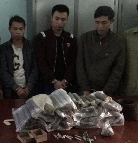 Nhóm đối tượng khai thác vàng bị bắt giữ cùng tang vật (Ảnh: Vi Hơi)