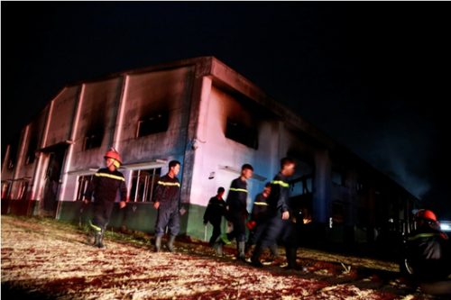 23 giờ đêm lính cứu hỏa mới rời hiện trường sau khoảng 5 giờ dập lửa khẩn trương