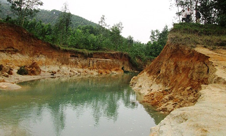 Hồ chứa nước thủy điện Duy Sơn sạt lở, nguy cơ thiếu nước vụ lúa đông xuân.