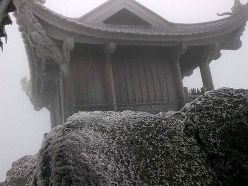 Băng giá trên đỉnh chùa Đồng - Yên Tử - Quảng Ninh