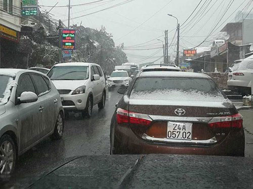 Tuyết bám kính xe ô tô trên các nẻo đường tại Sa Pa