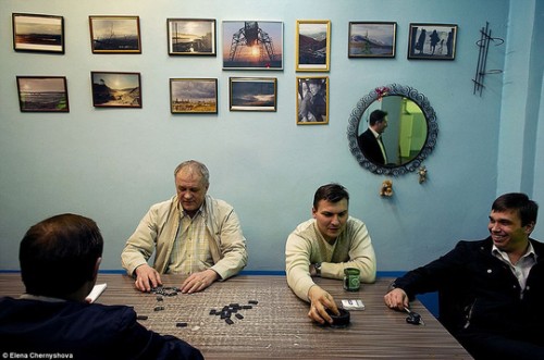 Các nhà máy và khu mỏ hoạt động 24/7. Chu kì làm việc thường là 3 ngày làm, 1 ngày nghỉ