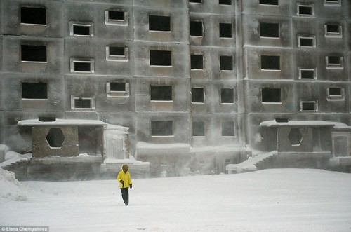 Sự sụp đổ của Liên Xô làm gián đoạn việc xây dựng của rất nhiều tòa nhà. Suốt 20 qua, các công trình vẫn bị bỏ dở
