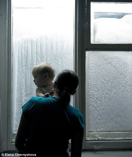 Vào mùa đông, trẻ em chỉ được phép ra ngoài với những điều kiện nhất định. Thông thường, các em phải ở trong nhà nhiều tháng liền