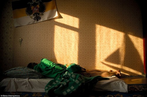 Về mặt tinh thần, rất khó có thể sinh sống với điều kiện khắc nghiệt như trên. Việc phá vỡ nhịp sống hàng ngày xoay quanh “nhà – nơi làm việc – nhà” thậm chí còn khó khăn hơn. Vì các hoạt động ngoài trời gần như không thể tiến hành được trong điều kiện mùa đông, phần lớn cuộc sống thường ngày của người dân chỉ gói gọn trong những không gian chật hẹp