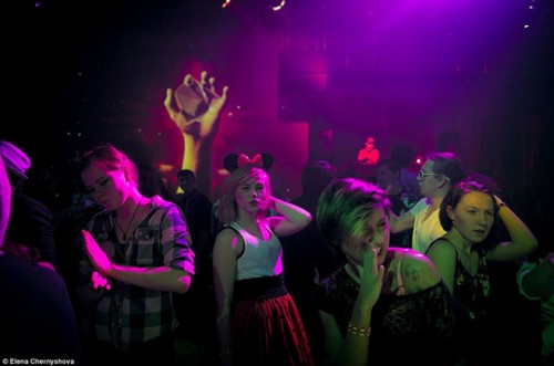 Vì lí do thời tiết khắc nghiệt, cư dân tại đây thường dành phần lớn thời gian trong những không gian kín như nơi làm việc, căn hộ cá nhân, hay các trung tâm mua sắm, thể thao của khu vực