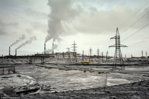 Bức hình trên ghi lại khoảnh khắc người địa phương mừng lễ Epiphany vào tháng 1 bằng cách đi bơi ở hồ Norilsk