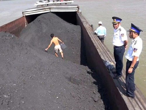 Lực lượng CSB tiến hành kiểm tra tàu than vi phạm