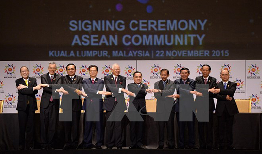 Lãnh đạo các nước ASEAN tại Lễ ký 'Tuyên bố Kuala Lumpur 2015' về việc thành lập Cộng đồng ASEAN 2015. (Nguồn: AFP/TTXVN)
