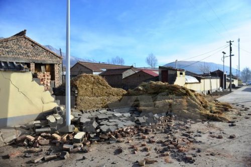 Một bức tường bị đổ trong trận động đất ở huyện Môn Nguyên thuộc Châu tự trị dân tộc Tạng Hải Bắc, tỉnh Thanh Hải, phía Tây Bắc Trung Quốc (Nguồn: THX/TTXVN)