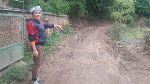 Chị Lò Thị Xuân chỉ con đường “tan nát” do xe tải trước đây của Công ty CP Cơ điện Việt Nam từng chạy, gây nát đường