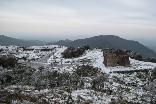 Toàn bộ khu vực Mẫu Sơn (huyện Lộc Bình, tỉnh Lạng Sơn) chìm trong băng tuyết (Ảnh: Chinhphu.vn)
