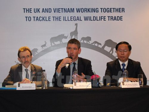 Đại sứ Vương quốc Anh Giles Lever (ngồi giữa) chia sẻ tại buổi họp báo (Ảnh: Hùng Võ/Vietnam+)