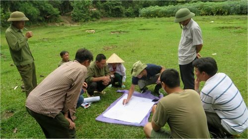 Chuyên gia nông lâm kết hợp từ Tổ chức Nghiên cứu Nông Lâm Thế giới cùng cán bộ địa phương và người dân thiết kế mô hình nông lâm kết hợp vườn nhà và vườn đồi  