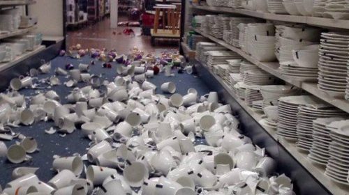 Trận động đất làm nhiều hàng hóa rơi khỏi các kệ hàng (Ảnh: stuff.co.nz)