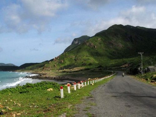 Ở Côn Đảo đã có tuyến đường giao thông khá thuận lợi kết nối sân bay, bến cảng vào trung tâm