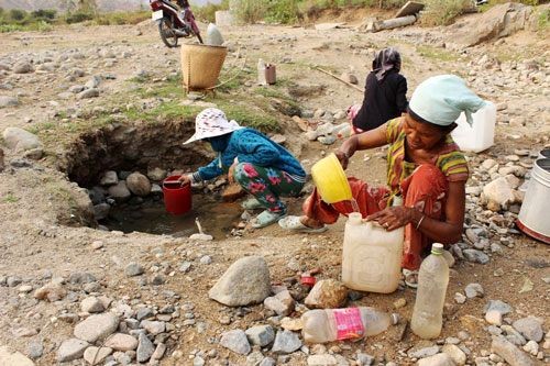Người dân xã Cam Thịnh Tây, TP Cam Ranh, tỉnh Khánh Hòa vét nước dưới con suối để sử dụng (Ảnh: Kỳ Nam)