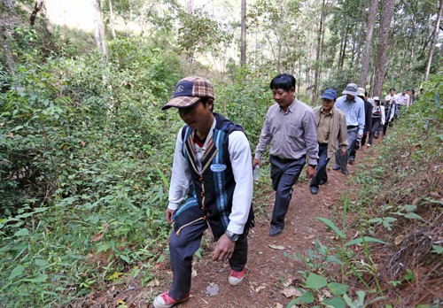 Đoàn lãnh đạo tỉnh Lâm Đồng cùng nhóm bảo vệ rừng kiểm tra công tác bảo vệ rừng tại khu vực Vườn quốc gia Bidoup - núi Bà.