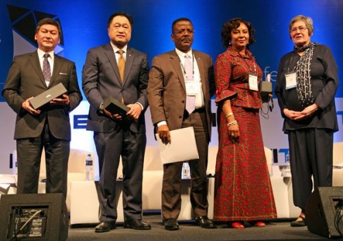 (từ trái qua) Bộ trưởng Bộ Khoáng sản Mông Cổ, Bộ trưởng Bộ Tài chính Philippines, Bộ trưởng Bộ Kế hoạch Cộng hòa Dân chủ Congo và Thứ trưởng Bộ Tài chính Ghana nhận giải thưởng từ Chủ tịch Hiệp hội EITI quốc tế Clare Shot