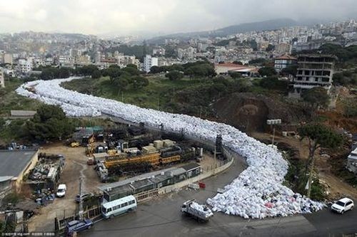 Thoạt nhìn, nhiều người sẽ lầm tưởng đây là dòng sông màu trắng chảy từ xa nhưng nếu nhìn kĩ hơn, người ta sẽ phải ngỡ ngàng vì đó là hàng triệu túi rác thải. (Nguồn: CCTVNews)