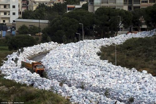Cả biển rác thải đã tràn ra khắp khu phố Jdeideh của thủ đô Beirut (Liban). (Nguồn: CCTVNews)