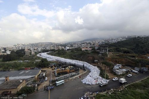 Trước đó vào tháng Sáu năm ngoái, Liban đã đóng cửa một bãi rác mà chưa hề có phương án thay thế. Đây là số rác thải tích tụ trong vòng 6 tháng qua. (Nguồn: CCTVNews)