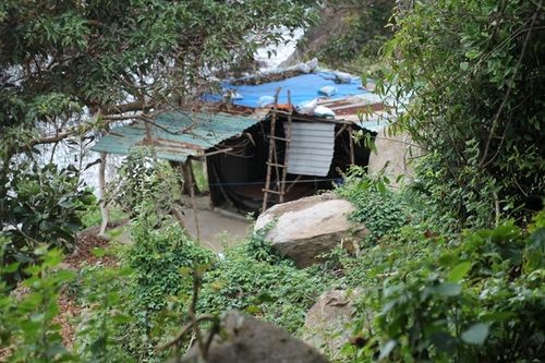 Lán trại được xây dựng kiên cố bằng bê tông trên bán đảo Sơn Trà nhưng cơ quan chức năng thiếu kiểm tra, giám sát (Ảnh: Nhiệt Băng)
