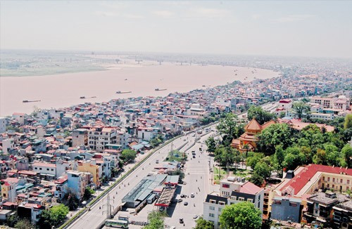 Rất nhiều hộ dân phía hữu sông Hồng (đoạn Hà Nội) sẽ phải di dời trong quy hoạch hành lang thoát lũ (Ảnh: Chí Cường/giadinh.net.vn)