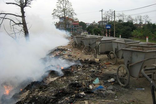 Đường vào xã Phú Yên trở thành điểm xử lý, đốt rác.