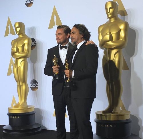 Leo và đạo diễn 'The Revenant' sau khi nhận giải.