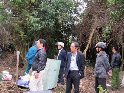 Giám đốc Sở NTTPNT TP Đà Nẵng Nguyễn Phú Ban (thứ 3 từ phải qua) thị sát tại rừng Sơn Trà